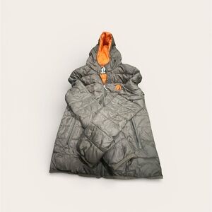 Hang Ten hooded puffer jacket features an  orange interior lining M Size